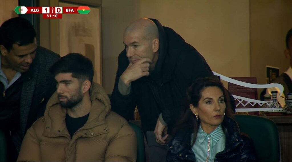 Zidane suit le match de près